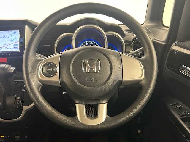 ホンダ Ｎ ＢＯＸ カスタム SSパッケージ 静岡県 2017(平29)年 9.5万km プレミアムホワイトパールⅡ (株)IDOMが運営する【じしゃロン浜松店】の自社ローン対象車両になります。こちらは現金ご利用時の価格です。自社ローンご希望の方は別途その旨お申付け下さい/純正フルセグナビ(VXM-175VFi)/純正14インチアルミホイール/バックカメラ/両側パワースライドドア/シートヒーター/シティブレーキアクティブシステム/ETC/ヘッドランプイルミネーション（青）/フォグランプ/電動ウインカーミラー/オートライト/サイドスポイラー/バックドアスポイラー/スマートキー/プッシュスタート