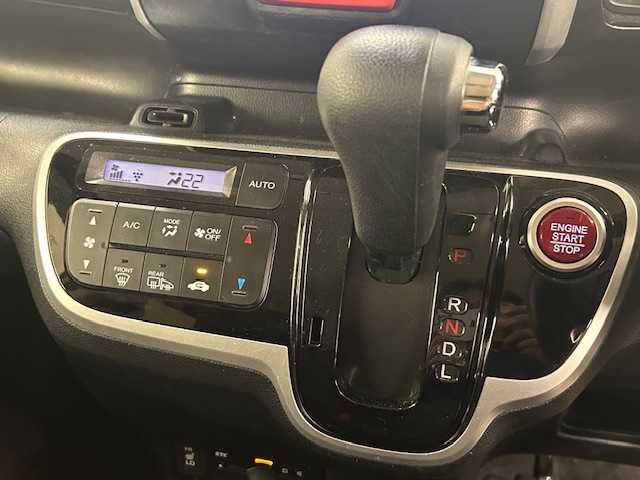 ホンダ Ｎ ＢＯＸ カスタム SSパッケージ 静岡県 2017(平29)年 9.5万km プレミアムホワイトパールⅡ (株)IDOMが運営する【じしゃロン浜松店】の自社ローン対象車両になります。こちらは現金ご利用時の価格です。自社ローンご希望の方は別途その旨お申付け下さい/純正フルセグナビ(VXM-175VFi)/純正14インチアルミホイール/バックカメラ/両側パワースライドドア/シートヒーター/シティブレーキアクティブシステム/ETC/ヘッドランプイルミネーション（青）/フォグランプ/電動ウインカーミラー/オートライト/サイドスポイラー/バックドアスポイラー/スマートキー/プッシュスタート