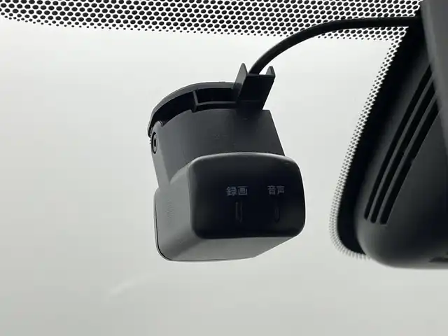 日産 セレナ e－パワー ハイウェイスター V 熊本県 2021(令3)年 5.5万km ブリリアントホワイトパール 2トーン 禁煙車　/ワンオーナー/純正ナビ（ＣＤ・ＤＶＤ・フルセグ・ＢＴ・ＳＤ）/純正フリップダウンモニター/純正前方ドライブレコーダー　/アラウンドビューモニター/ビルトインＥＴＣ　/両側パワースライドドア　/アダブティブクルーズコントロール　/プロパイロット/側方支援/後側方支援/エマージェンシーブレーキ/速度標識表示/道路標識表示/駐車支援/ふらつき警報/ブラインドスポットモニター/横滑り防止/前後クリアランスソナー/デジタルインナーミラー/オートブレーキホールド/純正フロアマット/純正16インチAW/オートライト/LEDヘッドライト/フォグランプ/スマートキー/プッシュスタート/保証書