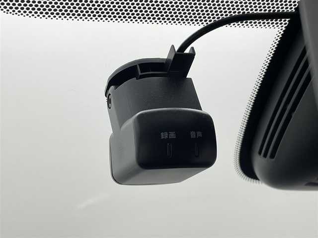 日産 セレナ e－パワー ハイウェイスター V 熊本県 2021(令3)年 5.5万km ブリリアントホワイトパール 2トーン 禁煙車　/ワンオーナー/純正ナビ（ＣＤ・ＤＶＤ・フルセグ・ＢＴ・ＳＤ）/純正フリップダウンモニター/純正前方ドライブレコーダー　/アラウンドビューモニター/ビルトインＥＴＣ　/両側パワースライドドア　/アダブティブクルーズコントロール　/プロパイロット/側方支援/後側方支援/エマージェンシーブレーキ/速度標識表示/道路標識表示/駐車支援/ふらつき警報/ブラインドスポットモニター/横滑り防止/前後クリアランスソナー/デジタルインナーミラー/オートブレーキホールド/純正フロアマット/純正16インチAW/オートライト/LEDヘッドライト/フォグランプ/スマートキー/プッシュスタート/保証書