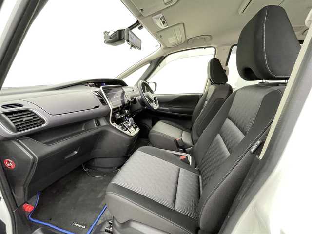 日産 セレナ e－パワー ハイウェイスター V 熊本県 2021(令3)年 5.5万km ブリリアントホワイトパール 2トーン 禁煙車　/ワンオーナー/純正ナビ（ＣＤ・ＤＶＤ・フルセグ・ＢＴ・ＳＤ）/純正フリップダウンモニター/純正前方ドライブレコーダー　/アラウンドビューモニター/ビルトインＥＴＣ　/両側パワースライドドア　/アダブティブクルーズコントロール　/プロパイロット/側方支援/後側方支援/エマージェンシーブレーキ/速度標識表示/道路標識表示/駐車支援/ふらつき警報/ブラインドスポットモニター/横滑り防止/前後クリアランスソナー/デジタルインナーミラー/オートブレーキホールド/純正フロアマット/純正16インチAW/オートライト/LEDヘッドライト/フォグランプ/スマートキー/プッシュスタート/保証書