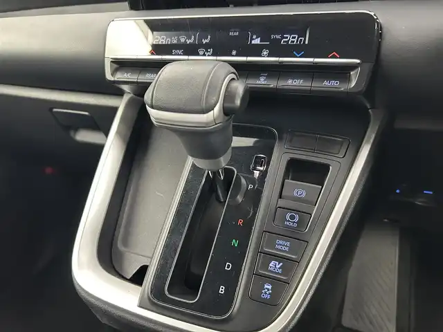 トヨタ ノア ハイブリッド S－G 千葉県 2022(令4)年 5.1万km アティチュードブラックマイカ 禁煙車/純正10インチディスプレイオーディオナビ/・CD/DVD/BT/ACP/AA/HDMI/フルセグ/両側パワースライドドア/純正14インチフリップダウンモニター/プリクラッシュセーフティ/レーンディパーチャーアラート/プロアクティブドライビングアシスト/コーナーセンサー/パーキングサポートブレーキ/レーダークルーズコントロール/バックカメラワイパー/LEDヘッドライト/オートライト/オートハイビーム/フォグライト/ビルトインETC2.0/2列目サンシェイド/スマートキー/電動パーキングブレーキ/ブレーキホールド