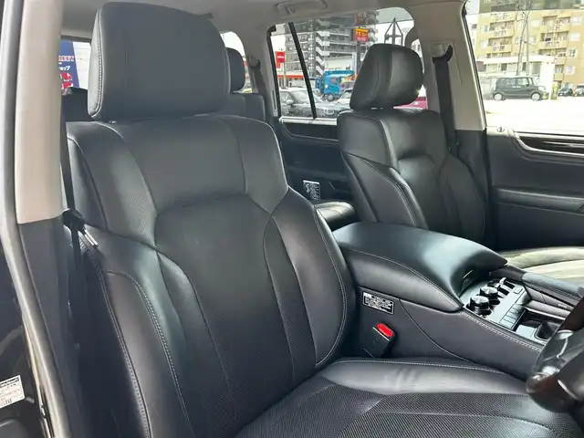 レクサス ＬＸ 570 富山県 2016(平28)年 9.5万km スターライトブラックガラスフレーク 外部検査実施済み/純正SDナビ/（DVD・ブルーレイ・フルセグTV・Bluetooth・USB・MSV）/アラウンドビューモニター/純正21インチアルミホイール/パワーバックドア/セーフティシステム/・プリクラッシュセーフティシステム/・レーンディパーチャーアラート/・アダクティブハイビームシステム/・レーダークルーズコントロール/LEDヘッドライト/スマートキー/ビルトインETC2.0/前方ドライブレコーダー/黒レザーシート/前席パワーシート/前席シートヒーター/前席エアシート/ブラインドスポットモニター/ヘッドアップディスプレイ/ハンドルヒーター/パドルシフト/クールBOX/ヒッチメンバー（電源7ピン）/横滑り防止機能/ロールセンシングカーテンエアバッグ/保証書/取扱説明書/スペアキー