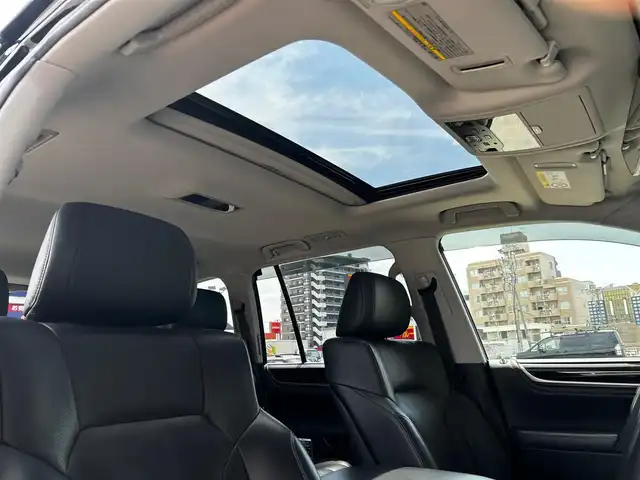 レクサス ＬＸ 570 富山県 2016(平28)年 9.5万km スターライトブラックガラスフレーク 外部検査実施済み/純正SDナビ/（DVD・ブルーレイ・フルセグTV・Bluetooth・USB・MSV）/アラウンドビューモニター/純正21インチアルミホイール/パワーバックドア/セーフティシステム/・プリクラッシュセーフティシステム/・レーンディパーチャーアラート/・アダクティブハイビームシステム/・レーダークルーズコントロール/LEDヘッドライト/スマートキー/ビルトインETC2.0/前方ドライブレコーダー/黒レザーシート/前席パワーシート/前席シートヒーター/前席エアシート/ブラインドスポットモニター/ヘッドアップディスプレイ/ハンドルヒーター/パドルシフト/クールBOX/ヒッチメンバー（電源7ピン）/横滑り防止機能/ロールセンシングカーテンエアバッグ/保証書/取扱説明書/スペアキー