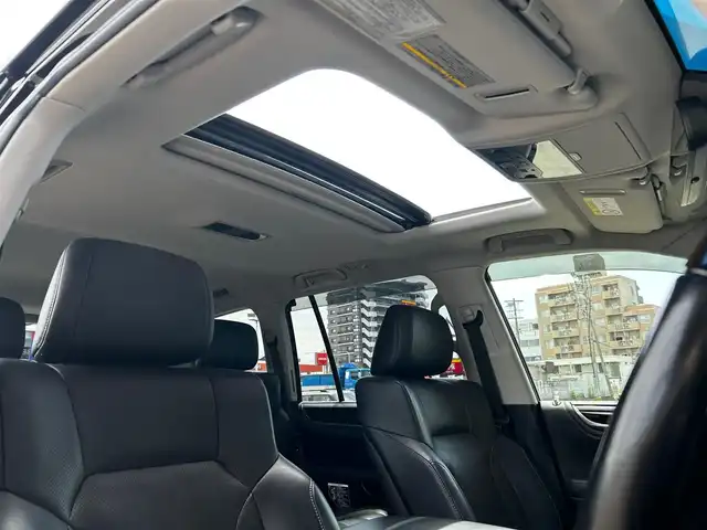 レクサス ＬＸ 570 富山県 2016(平28)年 9.5万km スターライトブラックガラスフレーク 外部検査実施済み/純正SDナビ/（DVD・ブルーレイ・フルセグTV・Bluetooth・USB・MSV）/アラウンドビューモニター/純正21インチアルミホイール/パワーバックドア/セーフティシステム/・プリクラッシュセーフティシステム/・レーンディパーチャーアラート/・アダクティブハイビームシステム/・レーダークルーズコントロール/LEDヘッドライト/スマートキー/ビルトインETC2.0/前方ドライブレコーダー/黒レザーシート/前席パワーシート/前席シートヒーター/前席エアシート/ブラインドスポットモニター/ヘッドアップディスプレイ/ハンドルヒーター/パドルシフト/クールBOX/ヒッチメンバー（電源7ピン）/横滑り防止機能/ロールセンシングカーテンエアバッグ/保証書/取扱説明書/スペアキー