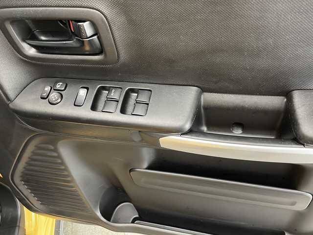 スズキ スペーシア ギア HYBRID XZ 宮崎県 2022(令4)年 4.4万km アクティブイエロー/ガンメタリック2トーン SUZUKI Safety Support/〇デュアルカメラブレーキサポート/〇誤発進抑制機能（前方・後方）/〇後退時ブレーキサポート/〇車線逸脱警報機能/〇車線逸脱抑制機能/〇ふらつき警報機能/〇標識認識機能/〇フロントガラス投影式ヘッドアップディスプレイ/〇先行車発進お知らせ機能/〇オートマチックハイビーム/〇アダプティブクルーズコントロール（全車速追従機能付き）/〇コーナーセンサー/社外7インチSDナビ/フルセグTV/CD/DVD/Bluetooth/バックカメラ/両側パワースライドドア/シートヒーター/LEDヘッドライト/アイドリングストップ/ルーフレール/純正14インチAW/スマートキー×2/保証書/取扱説明書