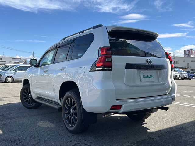 トヨタ ランドクルーザー プラド TX Lパッケージ マットブラED 秋田県 2023(令5)年 0.4万km ホワイトパールクリスタルシャイン 純正ディスプレイオーディオ/純正BT/全方位カメラ/ベージュ皮シート/サンルーフ/４WD/純正18インチアルミ/ETC2.0/前後コーナーセンサー/エアシート＆シートヒーター/スペアキー/追従機能式クルーズコントロール