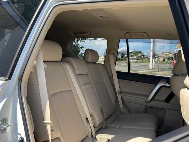 トヨタ ランドクルーザー プラド TX Lパッケージ マットブラED 秋田県 2023(令5)年 0.4万km ホワイトパールクリスタルシャイン 純正ディスプレイオーディオ/純正BT/全方位カメラ/ベージュ皮シート/サンルーフ/４WD/純正18インチアルミ/ETC2.0/前後コーナーセンサー/エアシート＆シートヒーター/スペアキー/追従機能式クルーズコントロール