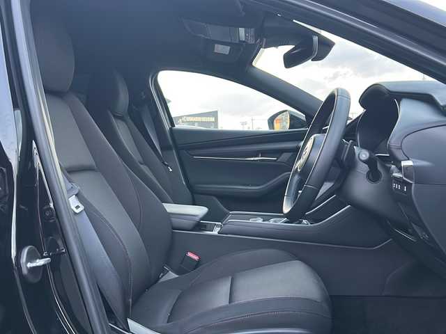 マツダ マツダ３ファストバック XD ブラックトーンED 徳島県 2022(令4)年 2.9万km ジェットブラックマイカ ワンオーナー/BOSEサウンド/純正SDナビ/（Bluetooth/フルセグ/CD/DVD/FM/AM/USB/ipod）/アラウンドビューモニター/レーダークルーズコントロール/BSM/レーンアシスト/クリアランスソナー/LEDヘッドライト/オートハイビーム/ETC/純正AW/純正フロアマット/プッシュスタート/スマートキー/取扱説明書/保証書