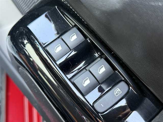 シトロエン Ｃ３ コロラドエディション 愛知県 2018(平30)年 3.9万km 赤Ⅱ /禁煙/正規ディーラー車/ディーラー整備記録簿R1.2.4.5//純正ナビ/フルセグ/BT/MirrorLink/USB/AUX//バックカメラ/前後ドラレコ//ハーフレザーシート//革巻きステア/ステアスイッチ//プッシュスタート/スマートキー//シートリフター//純正LEDオートライト/オートハイビーム//アクティブセーフティブレーキ//アテンションアラート/BSM/クルコン//新車時保証書//取扱説明書//ドラレコ取説//ナビユニット取説//スペアスマートキー有