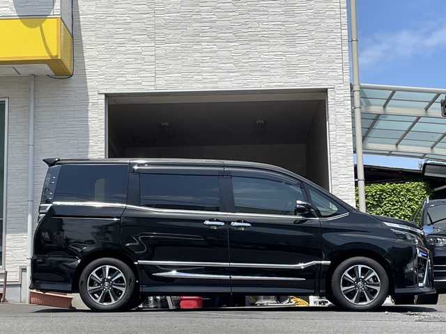トヨタ ヴォクシー ZS 煌Ⅱ 大分県 2020(令2)年 1.6万km イナズマスパーキングブラックガラスフレーク ワンオーナー /両側パワースライドドア /純正ナビ/地デジ/Bluetooth/純正ビルトインETC/純正フロアマット/純正16インチルミホイール/純正LEDヘッドライト/オートライト/オートマチックハイビーム/コーナーセンサー/衝突被害軽減ブレーキ/横滑り防止装置/レーンキープアシスト/バックカメラ/クルーズコントロール/スマートキー/MTモード付きAT/5月3日から5月7日までお休みの為、書類発送及び車両搬出は5月8日以降になります。