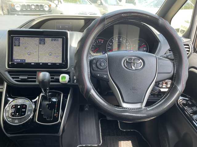 トヨタ ヴォクシー ZS 煌Ⅱ 大分県 2020(令2)年 1.6万km イナズマスパーキングブラックガラスフレーク ワンオーナー /両側パワースライドドア /純正ナビ/地デジ/Bluetooth/純正ビルトインETC/純正フロアマット/純正16インチルミホイール/純正LEDヘッドライト/オートライト/オートマチックハイビーム/コーナーセンサー/衝突被害軽減ブレーキ/横滑り防止装置/レーンキープアシスト/バックカメラ/クルーズコントロール/スマートキー/MTモード付きAT/5月3日から5月7日までお休みの為、書類発送及び車両搬出は5月8日以降になります。