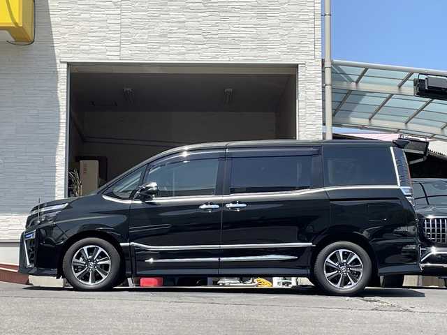 トヨタ ヴォクシー ZS 煌Ⅱ 大分県 2020(令2)年 1.6万km イナズマスパーキングブラックガラスフレーク ワンオーナー /両側パワースライドドア /純正ナビ/地デジ/Bluetooth/純正ビルトインETC/純正フロアマット/純正16インチルミホイール/純正LEDヘッドライト/オートライト/オートマチックハイビーム/コーナーセンサー/衝突被害軽減ブレーキ/横滑り防止装置/レーンキープアシスト/バックカメラ/クルーズコントロール/スマートキー/MTモード付きAT/5月3日から5月7日までお休みの為、書類発送及び車両搬出は5月8日以降になります。