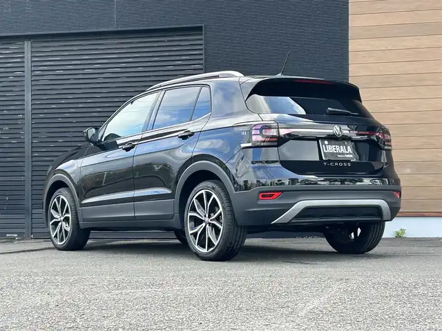 フォルクスワーゲン ＶＷ Ｔ－クロス TSI スタイル 宮崎県 2024(令6)年 0.3万km ディープブラックパールエフェクト 純正メモリーナビ/・Bluetooth/・USB入力端子/・AM/FM/・CarPlay/ハーフブラックレザーシート/ETC/LEDライト/・オートライト/・オートマハイビーム/・レーンキープアシスト/・ブラインドスポットモニター/・アダプティブクルーズコントロール/・前後コーナーセンサー/・パーキングアシスト/純正18インチアルミホイール/純正フロアマット/スマートキー/プッシュスタート