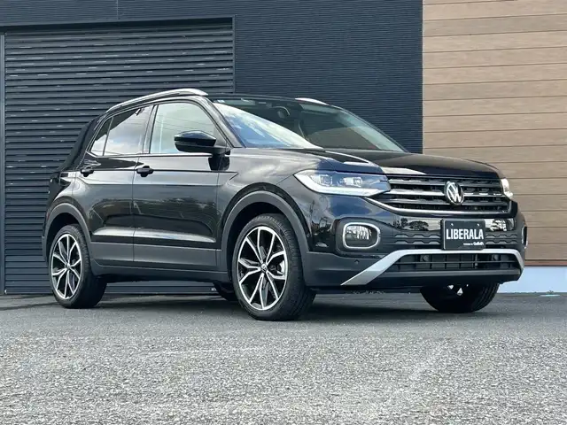 フォルクスワーゲン ＶＷ Ｔ－クロス TSI スタイル 宮崎県 2024(令6)年 0.3万km ディープブラックパールエフェクト 純正メモリーナビ/・Bluetooth/・USB入力端子/・AM/FM/・CarPlay/ハーフブラックレザーシート/ETC/LEDライト/・オートライト/・オートマハイビーム/・レーンキープアシスト/・ブラインドスポットモニター/・アダプティブクルーズコントロール/・前後コーナーセンサー/・パーキングアシスト/純正18インチアルミホイール/純正フロアマット/スマートキー/プッシュスタート