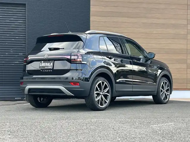 フォルクスワーゲン ＶＷ Ｔ－クロス TSI スタイル 宮崎県 2024(令6)年 0.3万km ディープブラックパールエフェクト 純正メモリーナビ/・Bluetooth/・USB入力端子/・AM/FM/・CarPlay/ハーフブラックレザーシート/ETC/LEDライト/・オートライト/・オートマハイビーム/・レーンキープアシスト/・ブラインドスポットモニター/・アダプティブクルーズコントロール/・前後コーナーセンサー/・パーキングアシスト/純正18インチアルミホイール/純正フロアマット/スマートキー/プッシュスタート