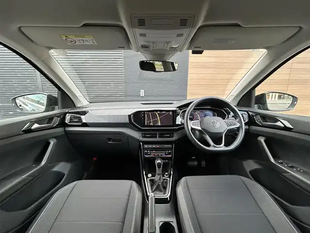フォルクスワーゲン ＶＷ Ｔ－クロス TSI スタイル 宮崎県 2024(令6)年 0.3万km ディープブラックパールエフェクト 純正メモリーナビ/・Bluetooth/・USB入力端子/・AM/FM/・CarPlay/ハーフブラックレザーシート/ETC/LEDライト/・オートライト/・オートマハイビーム/・レーンキープアシスト/・ブラインドスポットモニター/・アダプティブクルーズコントロール/・前後コーナーセンサー/・パーキングアシスト/純正18インチアルミホイール/純正フロアマット/スマートキー/プッシュスタート