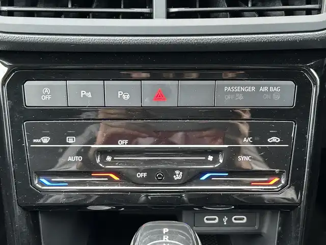 フォルクスワーゲン ＶＷ Ｔ－クロス TSI スタイル 宮崎県 2024(令6)年 0.3万km ディープブラックパールエフェクト 純正メモリーナビ/・Bluetooth/・USB入力端子/・AM/FM/・CarPlay/ハーフブラックレザーシート/ETC/LEDライト/・オートライト/・オートマハイビーム/・レーンキープアシスト/・ブラインドスポットモニター/・アダプティブクルーズコントロール/・前後コーナーセンサー/・パーキングアシスト/純正18インチアルミホイール/純正フロアマット/スマートキー/プッシュスタート