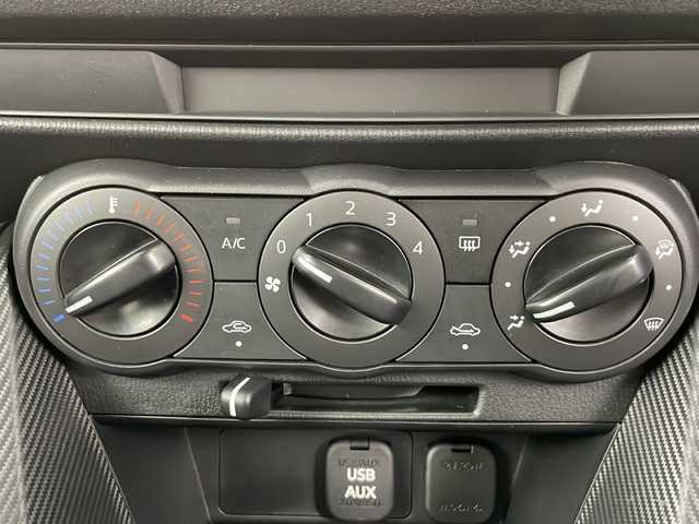 マツダ デミオ 15C 道央・札幌 2019(令1)年 4.1万km アークティックホワイト ・4WD/・純正オーディオ/(AM/FM/USB/AUX)/・プッシュスタート/・スマートキー/・スポーツモード/・オートライト/・ハロゲンヘッドライト/・フォグランプ/・電動格納ミラー/・ブラインドスポットモニター/・社外フロアマット/・ETC/・後方コーナーセンサー/・レーンキープアシスト/・横滑防止機能/・衝突被害軽減システム/・アイドリングストップ/・取扱説明書/・保証書