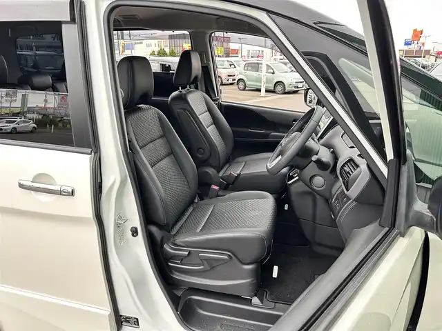 日産 セレナ ハイウェイスター V 宮城県 2021(令3)年 1.2万km ブリリアントホワイトパール 2トーン セーフティパックA/・SRSエアバッグ（サイド/カーテン）/・インテリジェントアラウンドビューモニター/・インテリジェントルームミラー/・ふらつき警報/・ヒーター付ドアミラー/リアオートエアコン/3列目ヒーターダクト/防水シート/＝＝＝/プロパイロット/インテリジェントエマージェンシーブレーキ/踏み間違い衝突防止アシスト/車線逸脱警報/車線逸脱防止支援システム/後側方車両検知警報/後退時車両検知警報/後側方衝突防止支援システム/前方衝突予測警報/コーナーセンサー/純正10インチナビ/・CD/DVD/・Bluetooth/・フルセグTV/ビルトインETC/ドライブレコーダー/ハンズフリーパワースライドドア（両側）/革巻きステアリング/電動パーキングブレーキ/ブレーキホールド/アダプティブLEDヘッドランプ/フォグランプ/オートライト/スマートキー＆プッシュスタート/電動格納ミラー/純正16インチAW/純正ドアバイザー/純正フロアマット/W/サイド/カーテンエアバッグ