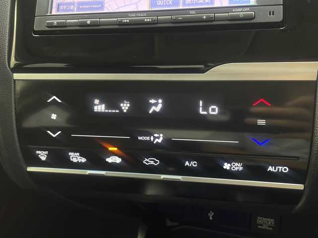 ホンダ フィット ハイブリット Lパッケージ 大阪府 2017(平29)年 5.2万km ブリリアントスポーティブルーメタリック2トーン 純正7インチインターナビ【VXM-174VFXi】/【AM/FM/CD/DVD/Bluetooth/フルセグTV】/ナビ装着用スペシャルパッケージ/バックカメラ/ETC/あんしんパッケージ/・シティブレーキアクティブシステム/・低速域衝突軽減ブレーキ/・誤発進抑制機能/・サイドカーテンエアバッグシステム/・前席用i-サイドエアバッグシステム/クルーズコントロール/ハーフレザーシート/タッチパネル式AAC/本革巻きステアリング/LEDヘッドライト/オートライト