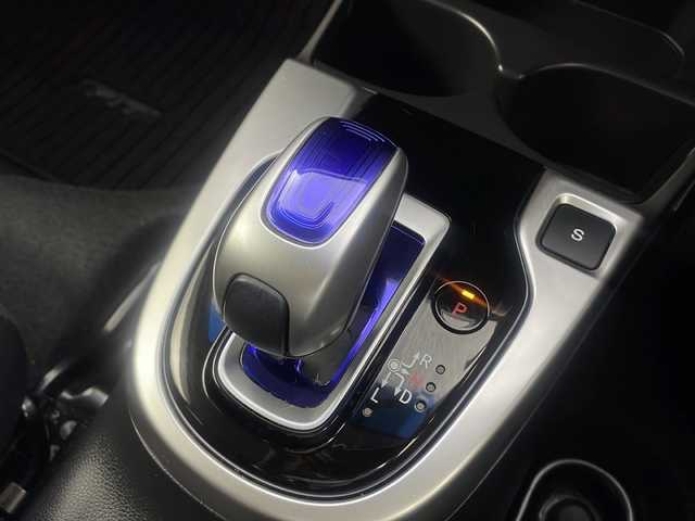 ホンダ フィット ハイブリット Lパッケージ 大阪府 2017(平29)年 5.2万km ブリリアントスポーティブルーメタリック2トーン 純正7インチインターナビ【VXM-174VFXi】/【AM/FM/CD/DVD/Bluetooth/フルセグTV】/ナビ装着用スペシャルパッケージ/バックカメラ/ETC/あんしんパッケージ/・シティブレーキアクティブシステム/・低速域衝突軽減ブレーキ/・誤発進抑制機能/・サイドカーテンエアバッグシステム/・前席用i-サイドエアバッグシステム/クルーズコントロール/ハーフレザーシート/タッチパネル式AAC/本革巻きステアリング/LEDヘッドライト/オートライト