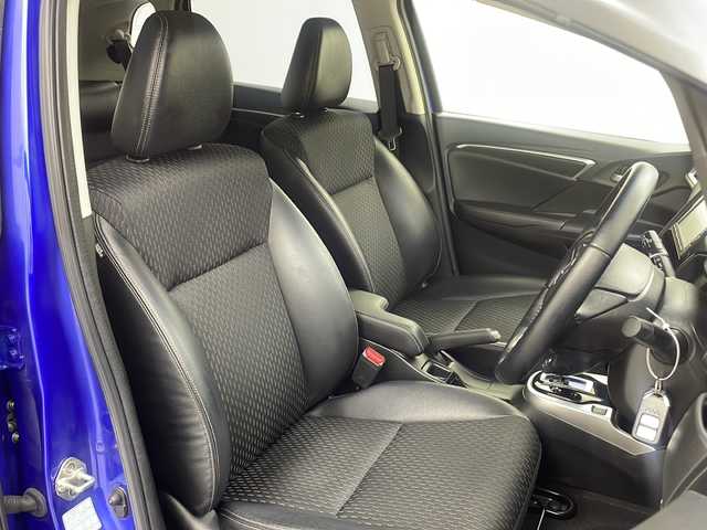 ホンダ フィット ハイブリット Lパッケージ 大阪府 2017(平29)年 5.2万km ブリリアントスポーティブルーメタリック2トーン 純正7インチインターナビ【VXM-174VFXi】/【AM/FM/CD/DVD/Bluetooth/フルセグTV】/ナビ装着用スペシャルパッケージ/バックカメラ/ETC/あんしんパッケージ/・シティブレーキアクティブシステム/・低速域衝突軽減ブレーキ/・誤発進抑制機能/・サイドカーテンエアバッグシステム/・前席用i-サイドエアバッグシステム/クルーズコントロール/ハーフレザーシート/タッチパネル式AAC/本革巻きステアリング/LEDヘッドライト/オートライト