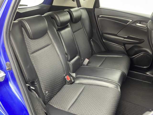 ホンダ フィット ハイブリット Lパッケージ 大阪府 2017(平29)年 5.2万km ブリリアントスポーティブルーメタリック2トーン 純正7インチインターナビ【VXM-174VFXi】/【AM/FM/CD/DVD/Bluetooth/フルセグTV】/ナビ装着用スペシャルパッケージ/バックカメラ/ETC/あんしんパッケージ/・シティブレーキアクティブシステム/・低速域衝突軽減ブレーキ/・誤発進抑制機能/・サイドカーテンエアバッグシステム/・前席用i-サイドエアバッグシステム/クルーズコントロール/ハーフレザーシート/タッチパネル式AAC/本革巻きステアリング/LEDヘッドライト/オートライト