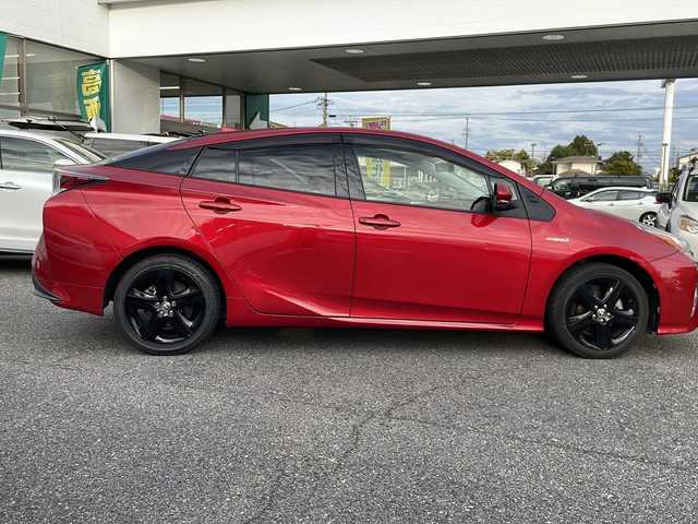 トヨタ プリウス S ツーリングセレクション 愛知県 2017(平29)年 6万km エモーショナルレッド 純正9型ナビゲーション/【AM/FM/BT/CD/DVD/フルセグ】/バックカメラ/ビルトインETC/プリクラッシュセーフティ/レーンキープアシスト/前方ドライブレコーダー/黒合皮シート/前席シートヒーター/プッシュスタート/スマートキー/横滑り防止装置/LEDヘッドライト/純正フォグライト/純正17インチアルミホイール/純正フロアマット/純正ドアバイザー/スペアキー1本/新車保証書