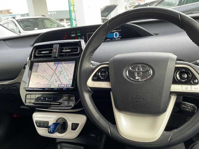 トヨタ プリウス S ツーリングセレクション 愛知県 2017(平29)年 6万km エモーショナルレッド 純正9型ナビゲーション/【AM/FM/BT/CD/DVD/フルセグ】/バックカメラ/ビルトインETC/プリクラッシュセーフティ/レーンキープアシスト/前方ドライブレコーダー/黒合皮シート/前席シートヒーター/プッシュスタート/スマートキー/横滑り防止装置/LEDヘッドライト/純正フォグライト/純正17インチアルミホイール/純正フロアマット/純正ドアバイザー/スペアキー1本/新車保証書