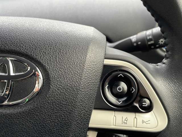 トヨタ プリウス S ツーリングセレクション 愛知県 2017(平29)年 6万km エモーショナルレッド 純正9型ナビゲーション/【AM/FM/BT/CD/DVD/フルセグ】/バックカメラ/ビルトインETC/プリクラッシュセーフティ/レーンキープアシスト/前方ドライブレコーダー/黒合皮シート/前席シートヒーター/プッシュスタート/スマートキー/横滑り防止装置/LEDヘッドライト/純正フォグライト/純正17インチアルミホイール/純正フロアマット/純正ドアバイザー/スペアキー1本/新車保証書