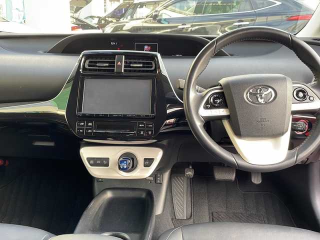 トヨタ プリウス S ツーリングセレクション 愛知県 2017(平29)年 6万km エモーショナルレッド 純正9型ナビゲーション/【AM/FM/BT/CD/DVD/フルセグ】/バックカメラ/ビルトインETC/プリクラッシュセーフティ/レーンキープアシスト/前方ドライブレコーダー/黒合皮シート/前席シートヒーター/プッシュスタート/スマートキー/横滑り防止装置/LEDヘッドライト/純正フォグライト/純正17インチアルミホイール/純正フロアマット/純正ドアバイザー/スペアキー1本/新車保証書