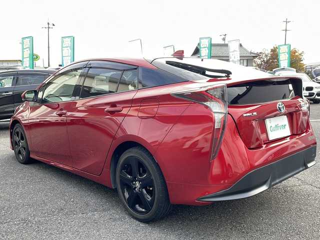 トヨタ プリウス S ツーリングセレクション 愛知県 2017(平29)年 6万km エモーショナルレッド 純正9型ナビゲーション/【AM/FM/BT/CD/DVD/フルセグ】/バックカメラ/ビルトインETC/プリクラッシュセーフティ/レーンキープアシスト/前方ドライブレコーダー/黒合皮シート/前席シートヒーター/プッシュスタート/スマートキー/横滑り防止装置/LEDヘッドライト/純正フォグライト/純正17インチアルミホイール/純正フロアマット/純正ドアバイザー/スペアキー1本/新車保証書