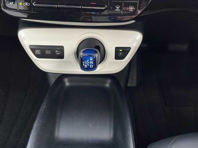 トヨタ プリウス S ツーリングセレクション 愛知県 2017(平29)年 6万km エモーショナルレッド 純正9型ナビゲーション/【AM/FM/BT/CD/DVD/フルセグ】/バックカメラ/ビルトインETC/プリクラッシュセーフティ/レーンキープアシスト/前方ドライブレコーダー/黒合皮シート/前席シートヒーター/プッシュスタート/スマートキー/横滑り防止装置/LEDヘッドライト/純正フォグライト/純正17インチアルミホイール/純正フロアマット/純正ドアバイザー/スペアキー1本/新車保証書