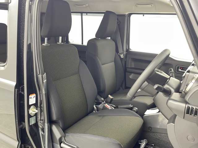 スズキ ジムニー ノマド FC 熊本県 2025(令7)年 0.1千km 黒 2/4WD切り替え/デュアルカメラブレーキサポート/先行車発進お知らせ/標識認識機能/アダプティブクルーズコントロール/車線逸脱警報機能/ふらつき警報機能/前席シートヒーター/コーナーセンサー/アイドリングストップ/電動格納ミラー/ミラウィンカー/ミラーヒーター/フロントフォグランプ/取り扱い説明書/保証書/・カラーコードWB3