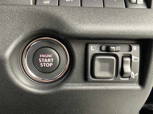 スズキ ジムニー ノマド FC 熊本県 2025(令7)年 0.1千km 黒 2/4WD切り替え/デュアルカメラブレーキサポート/先行車発進お知らせ/標識認識機能/アダプティブクルーズコントロール/車線逸脱警報機能/ふらつき警報機能/前席シートヒーター/コーナーセンサー/アイドリングストップ/電動格納ミラー/ミラウィンカー/ミラーヒーター/フロントフォグランプ/取り扱い説明書/保証書/・カラーコードWB3