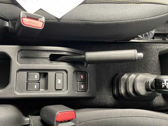 スズキ ジムニー ノマド FC 熊本県 2025(令7)年 0.1千km 黒 2/4WD切り替え/デュアルカメラブレーキサポート/先行車発進お知らせ/標識認識機能/アダプティブクルーズコントロール/車線逸脱警報機能/ふらつき警報機能/前席シートヒーター/コーナーセンサー/アイドリングストップ/電動格納ミラー/ミラウィンカー/ミラーヒーター/フロントフォグランプ/取り扱い説明書/保証書/・カラーコードWB3