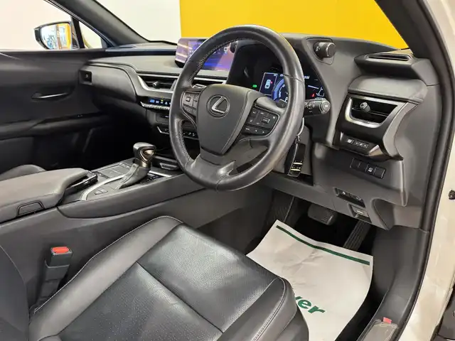 レクサス ＵＸ 250h バージョンL 群馬県 2021(令3)年 6.9万km ソニッククォーツ 純正ナビ/　（AM/FM/CD/DVD/BT）/フルセグTV/全方位カメラ/Lexus Safety System＋/　・プリクラッシュセーフティ/　・レーントレーシングアシスト（LTA）/　・ロードサインアシスト（RSA）/ビルトインETC2.0/レーダークルーズコントロール/D/N席シートヒーター/D/N席シートクーラー/D席メモリーシート/ハンズフリーパワーバックドア/LEDヘッドライト/充電用USB/タイプC/スマートキー