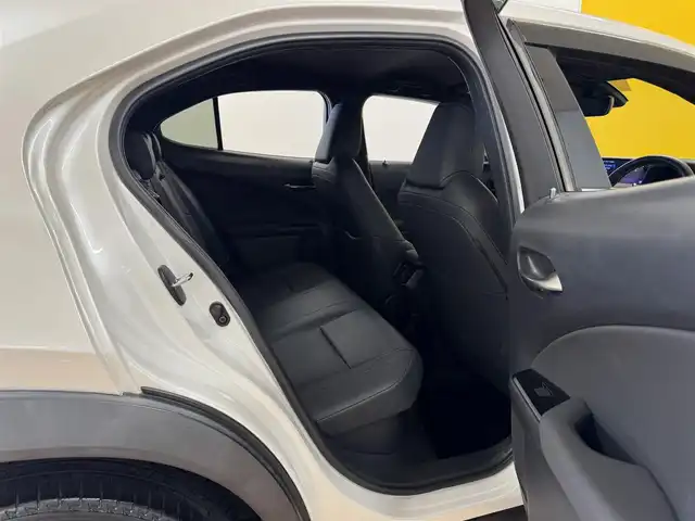 レクサス ＵＸ 250h バージョンL 群馬県 2021(令3)年 6.9万km ソニッククォーツ 純正ナビ/　（AM/FM/CD/DVD/BT）/フルセグTV/全方位カメラ/Lexus Safety System＋/　・プリクラッシュセーフティ/　・レーントレーシングアシスト（LTA）/　・ロードサインアシスト（RSA）/ビルトインETC2.0/レーダークルーズコントロール/D/N席シートヒーター/D/N席シートクーラー/D席メモリーシート/ハンズフリーパワーバックドア/LEDヘッドライト/充電用USB/タイプC/スマートキー