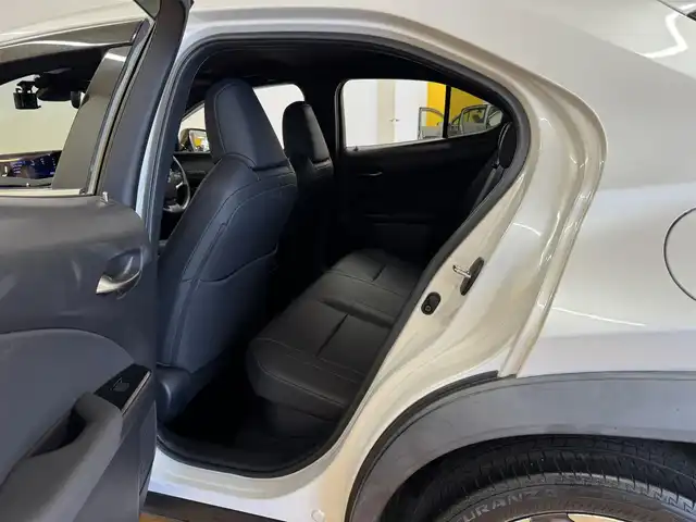 レクサス ＵＸ 250h バージョンL 群馬県 2021(令3)年 6.9万km ソニッククォーツ 純正ナビ/　（AM/FM/CD/DVD/BT）/フルセグTV/全方位カメラ/Lexus Safety System＋/　・プリクラッシュセーフティ/　・レーントレーシングアシスト（LTA）/　・ロードサインアシスト（RSA）/ビルトインETC2.0/レーダークルーズコントロール/D/N席シートヒーター/D/N席シートクーラー/D席メモリーシート/ハンズフリーパワーバックドア/LEDヘッドライト/充電用USB/タイプC/スマートキー