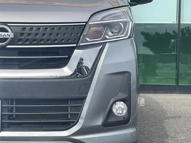 日産 デイズ ルークス ハイウェイスターX 和歌山県 2017(平29)年 3万km チタニウムグレーメタリック 純正ナビ（MM316D-W）/(AM/FM/CD/DVD/Bluetooth)/全方位カメラ/衝突軽減ブレーキ/横滑り防止機能/アイドリングストップ/オートライト/オートマチックハイビーム/ETC/ドライブレコーダー/スマートキー/プッシュスタート/ステアリングリモコン/純正AW