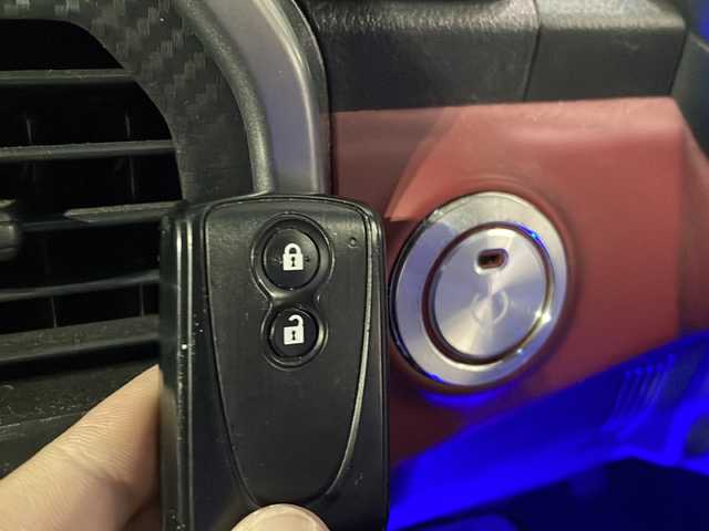 ダイハツ コペン ローブ 茨城県 2017(平29)年 11.3万km ブライトシルバーメタリック (株)IDOMが運営する【じしゃロン水戸店】の自社ローン専用車両になりますこちらは現金またはオートローンご利用時の価格です。自社ローンご希望の方は別途その旨お申付け下さい/純正ナビ(FC、M、AM、フルセグTV、SD/DVD、CD、BT)/バックカメラ/純正フロアマット/プッシュスタート/スマートキー/アイドリングストップ/横滑り防止/ETC/LEDヘッドライト