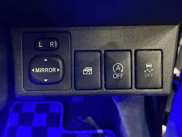 ダイハツ コペン ローブ 茨城県 2017(平29)年 11.3万km ブライトシルバーメタリック (株)IDOMが運営する【じしゃロン水戸店】の自社ローン専用車両になりますこちらは現金またはオートローンご利用時の価格です。自社ローンご希望の方は別途その旨お申付け下さい/純正ナビ(FC、M、AM、フルセグTV、SD/DVD、CD、BT)/バックカメラ/純正フロアマット/プッシュスタート/スマートキー/アイドリングストップ/横滑り防止/ETC/LEDヘッドライト