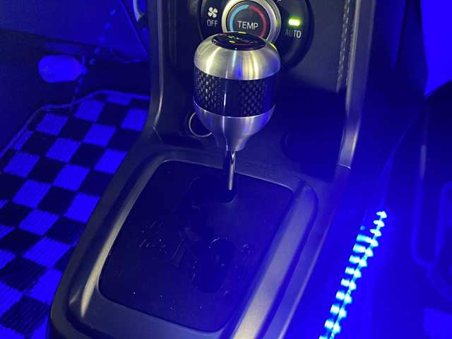 ダイハツ コペン ローブ 茨城県 2017(平29)年 11.3万km ブライトシルバーメタリック (株)IDOMが運営する【じしゃロン水戸店】の自社ローン専用車両になりますこちらは現金またはオートローンご利用時の価格です。自社ローンご希望の方は別途その旨お申付け下さい/純正ナビ(FC、M、AM、フルセグTV、SD/DVD、CD、BT)/バックカメラ/純正フロアマット/プッシュスタート/スマートキー/アイドリングストップ/横滑り防止/ETC/LEDヘッドライト