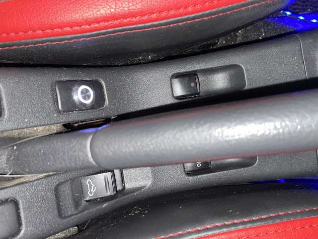 ダイハツ コペン ローブ 茨城県 2017(平29)年 11.3万km ブライトシルバーメタリック (株)IDOMが運営する【じしゃロン水戸店】の自社ローン専用車両になりますこちらは現金またはオートローンご利用時の価格です。自社ローンご希望の方は別途その旨お申付け下さい/純正ナビ(FC、M、AM、フルセグTV、SD/DVD、CD、BT)/バックカメラ/純正フロアマット/プッシュスタート/スマートキー/アイドリングストップ/横滑り防止/ETC/LEDヘッドライト