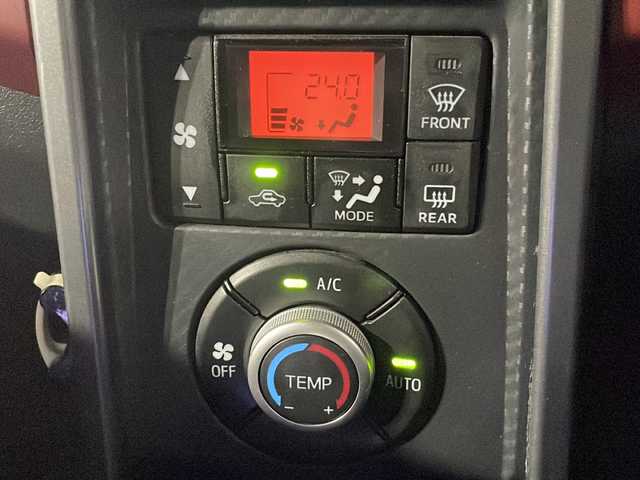 ダイハツ コペン ローブ 茨城県 2017(平29)年 11.3万km ブライトシルバーメタリック (株)IDOMが運営する【じしゃロン水戸店】の自社ローン専用車両になりますこちらは現金またはオートローンご利用時の価格です。自社ローンご希望の方は別途その旨お申付け下さい/純正ナビ(FC、M、AM、フルセグTV、SD/DVD、CD、BT)/バックカメラ/純正フロアマット/プッシュスタート/スマートキー/アイドリングストップ/横滑り防止/ETC/LEDヘッドライト