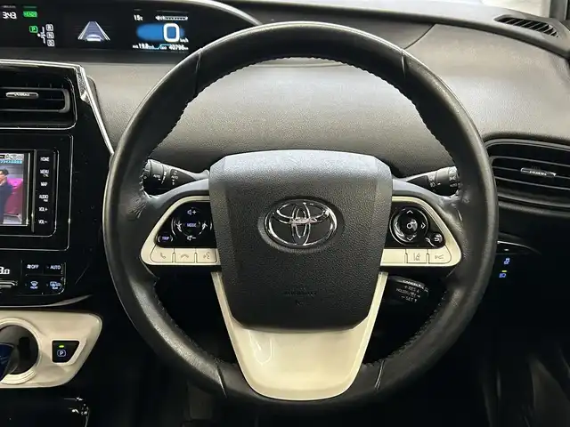 トヨタ プリウス Sセーフティプラス 宮城県 2018(平30)年 4.1万km シルバーM /ワンオーナー//純正メモリナビ//CD/DVD/SD/BT/フルセグテレビ//バックカメラ//パークアシスト//レーダークルーズコントロール//プリクラッシュセーフティ//レーンディパーチャーアラート//ビルトインETC//LEDヘッドライト/オートハイビーム//AC100V//スマートキーx2//社外15インチアルミ夏タイヤ積み込み（溝無し）