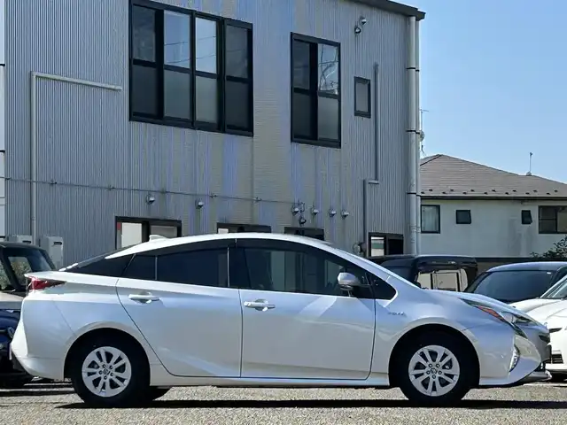 トヨタ プリウス Sセーフティプラス 宮城県 2018(平30)年 4.1万km シルバーM /ワンオーナー//純正メモリナビ//CD/DVD/SD/BT/フルセグテレビ//バックカメラ//パークアシスト//レーダークルーズコントロール//プリクラッシュセーフティ//レーンディパーチャーアラート//ビルトインETC//LEDヘッドライト/オートハイビーム//AC100V//スマートキーx2//社外15インチアルミ夏タイヤ積み込み（溝無し）