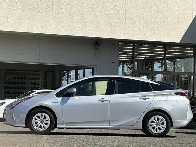 トヨタ プリウス Sセーフティプラス 宮城県 2018(平30)年 4.1万km シルバーM /ワンオーナー//純正メモリナビ//CD/DVD/SD/BT/フルセグテレビ//バックカメラ//パークアシスト//レーダークルーズコントロール//プリクラッシュセーフティ//レーンディパーチャーアラート//ビルトインETC//LEDヘッドライト/オートハイビーム//AC100V//スマートキーx2//社外15インチアルミ夏タイヤ積み込み（溝無し）