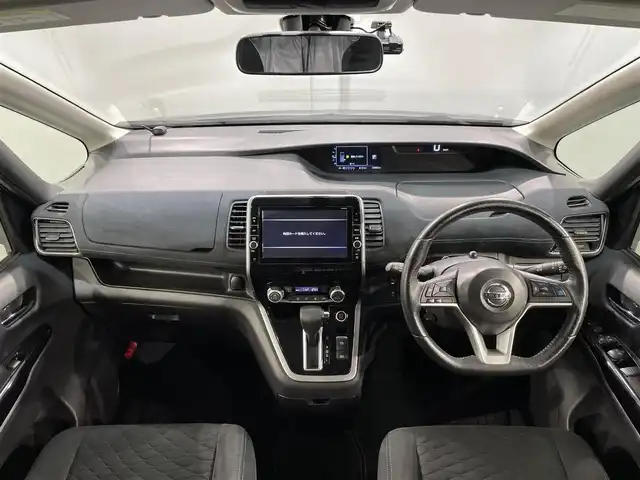 日産 セレナ ライダー プロパイロット E 愛知県 2017(平29)年 5.5万km ダイヤモンドブラック 純正９インチナビ（地図SD欠）/（AM/FM/Bluetooth/フルセグTV/CD/DVD/SD/AUX/USB）　/プロパイロット　/衝突軽減ブレーキ　/両側電動スライドドア　/ＬＥＤヘッドライト　/後席フリップダウンモニター　/バッグカメラ　/ドライブレコーダー　/コーナーセンサー/エマージェンシーブレーキ/車線逸脱警報/車線逸脱防止支援　/横揺れ防止装置/オートホールド　/プッシュスタート/スマートキー/アイドリングストップ/純正フロアマット/オートライト